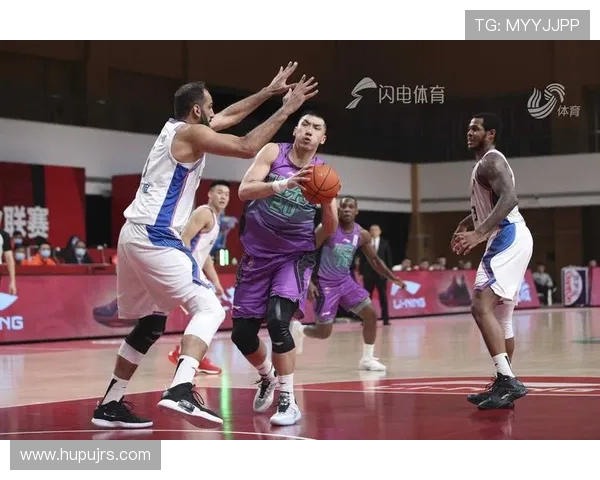 山东男篮与上海队激战正酣直播盛况尽在眼前精彩不容错过
